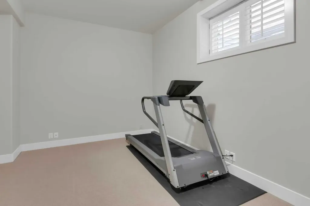 448 13 Street NW Calgary AB T2N 1Z2