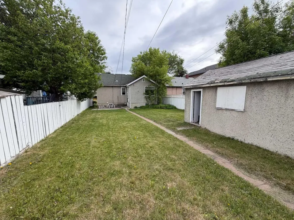 1018 17 Avenue NW Calgary AB T2M 0P4