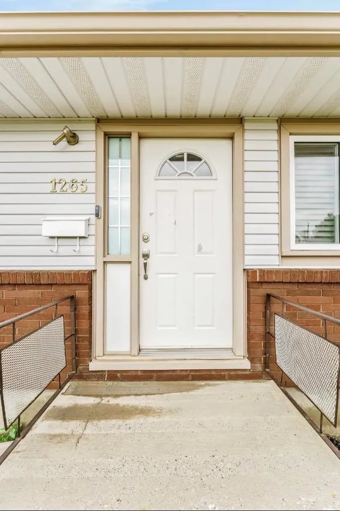 1265 2 Avenue NE Medicine Hat AB T1A 6A7