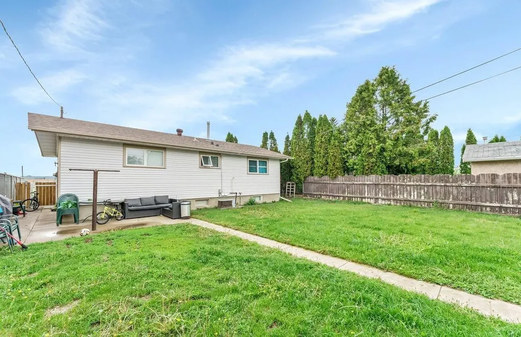 1265 2 Avenue NE Medicine Hat AB T1A 6A7