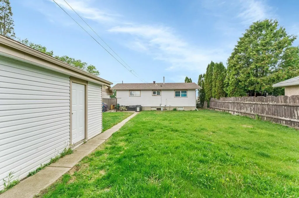 1265 2 Avenue NE Medicine Hat AB T1A 6A7