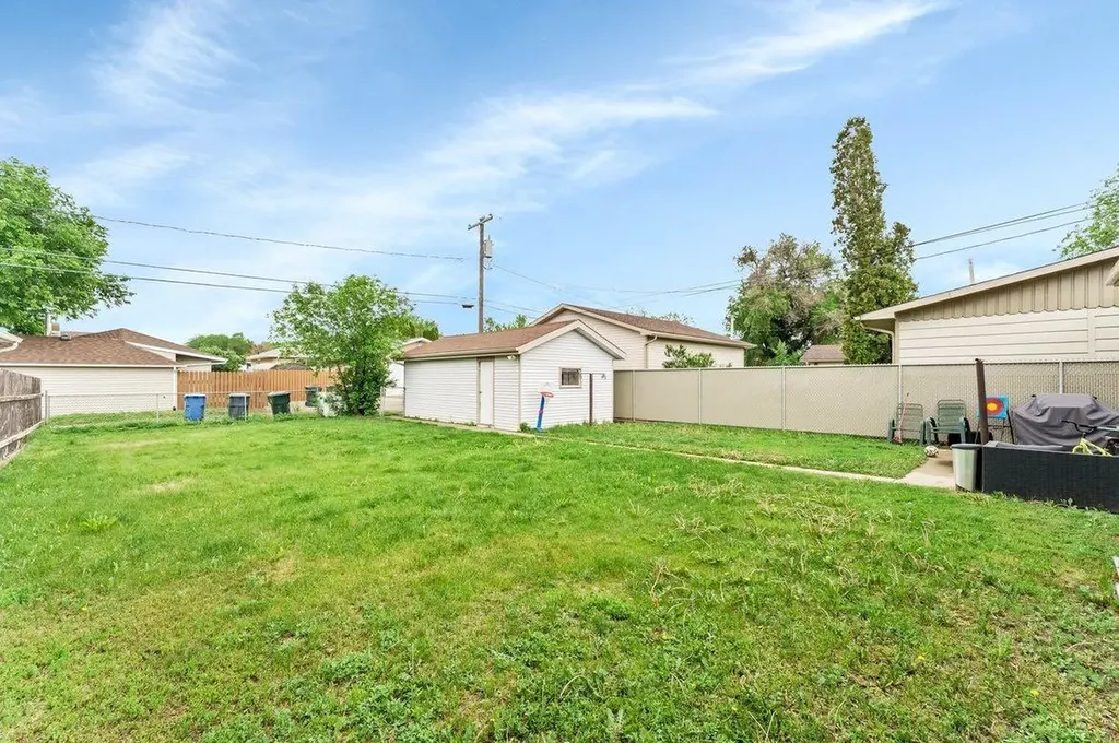 1265 2 Avenue NE Medicine Hat AB T1A 6A7