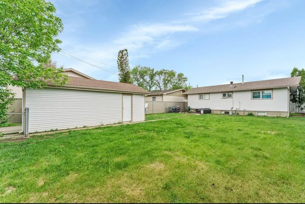 1265 2 Avenue NE Medicine Hat AB T1A 6A7