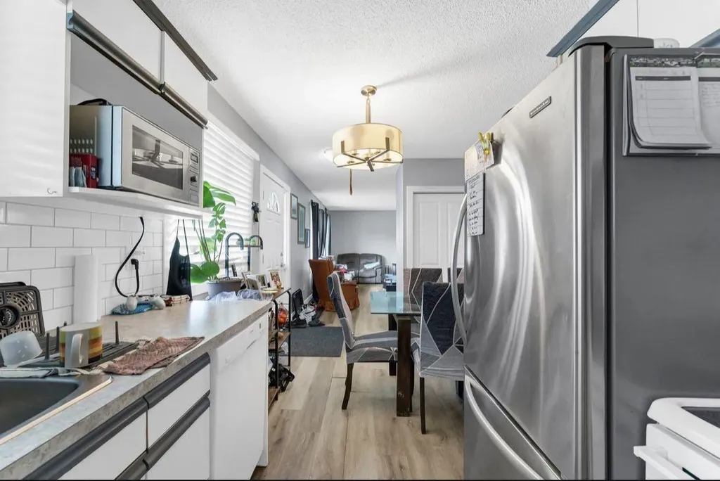 1265 2 Avenue NE Medicine Hat AB T1A 6A7