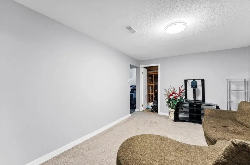 1265 2 Avenue NE Medicine Hat AB T1A 6A7