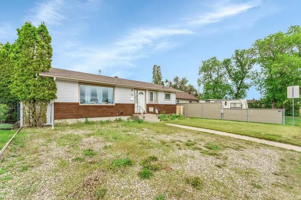 1265 2 Avenue NE Medicine Hat AB T1A 6A7