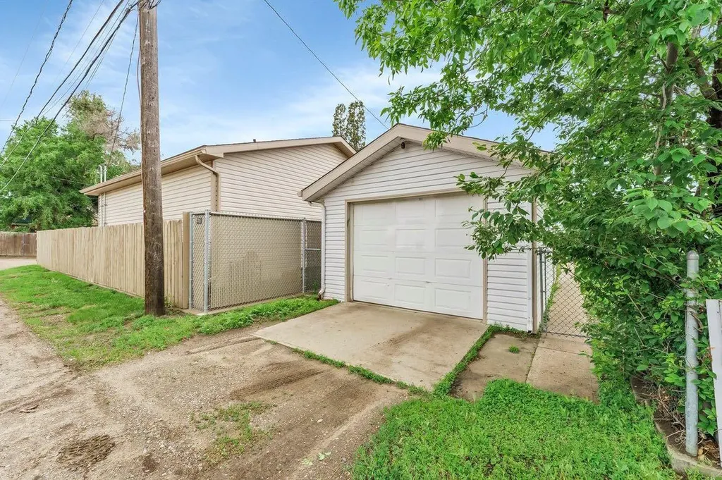 1265 2 Avenue NE Medicine Hat AB T1A 6A7
