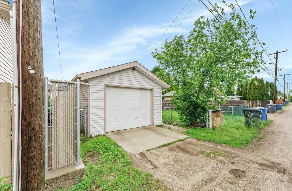 1265 2 Avenue NE Medicine Hat AB T1A 6A7