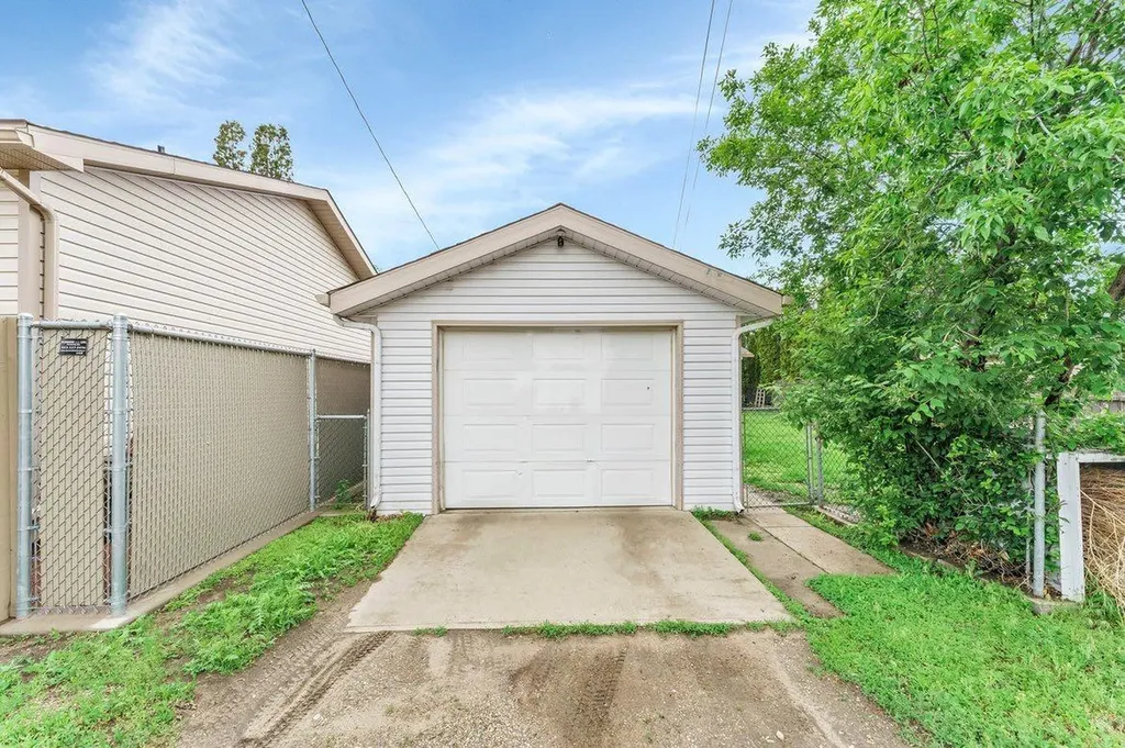 1265 2 Avenue NE Medicine Hat AB T1A 6A7