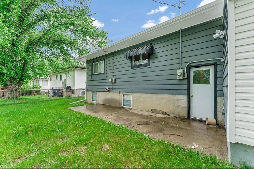 337 4 Street SW Medicine Hat AB T1A 4E7