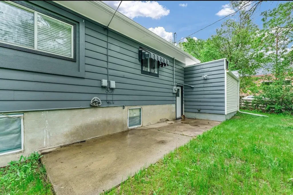 337 4 Street SW Medicine Hat AB T1A 4E7