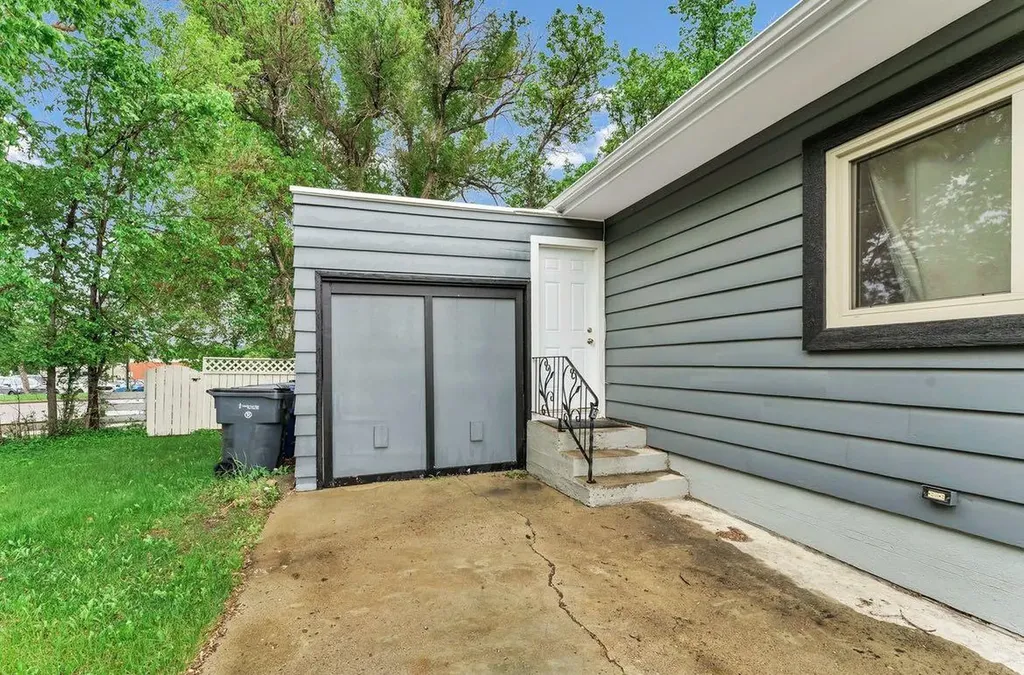 337 4 Street SW Medicine Hat AB T1A 4E7