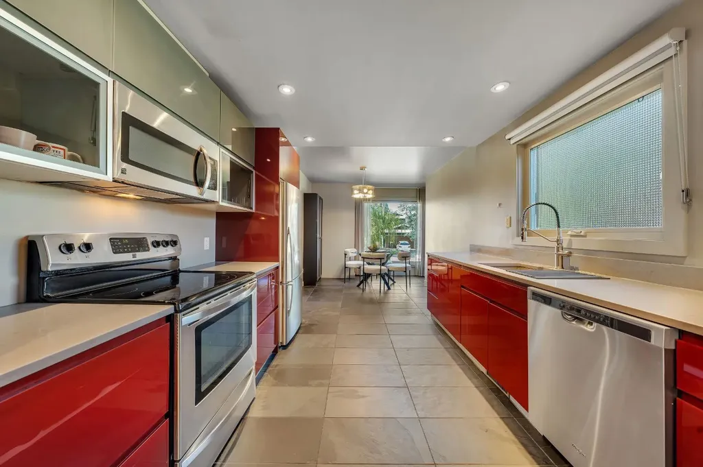 7 Deerwood Road SE Calgary AB T2J 6L2