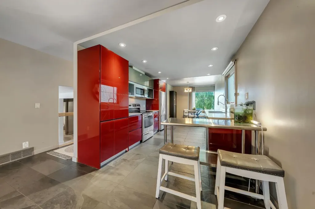 7 Deerwood Road SE Calgary AB T2J 6L2