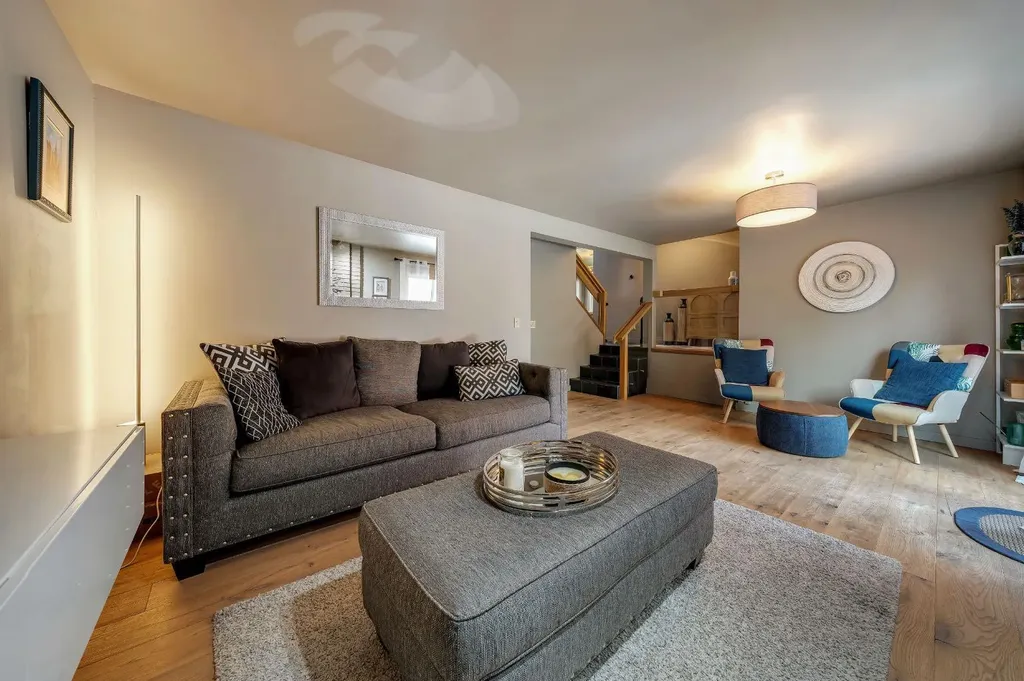 7 Deerwood Road SE Calgary AB T2J 6L2