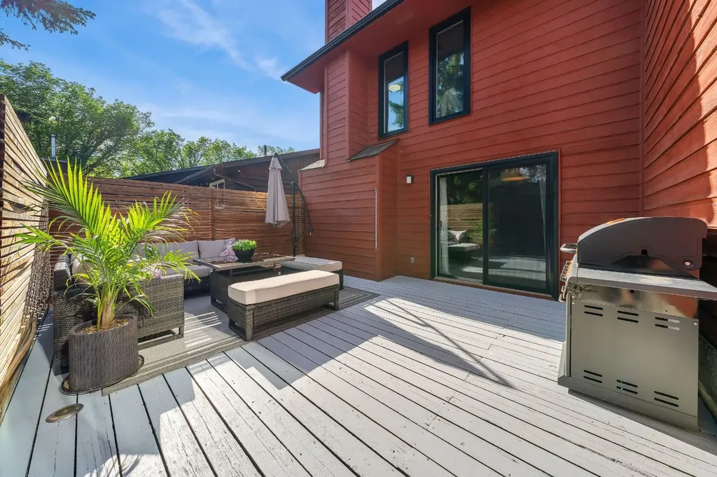7 Deerwood Road SE Calgary AB T2J 6L2