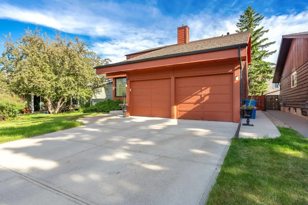 7 Deerwood Road SE Calgary AB T2J 6L2
