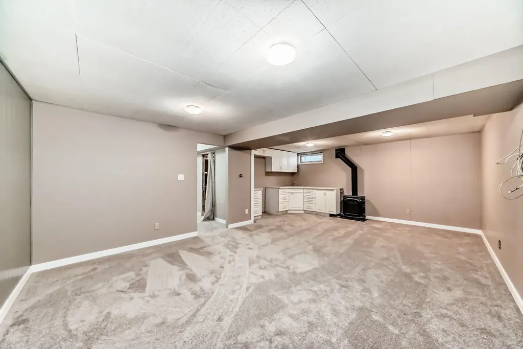 4603 41 Street NW Calgary AB T3A 0N4