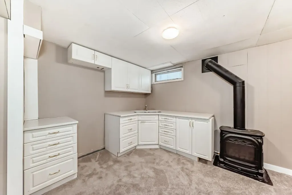 4603 41 Street NW Calgary AB T3A 0N4