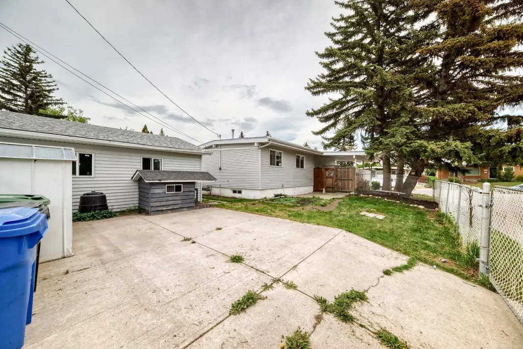 4603 41 Street NW Calgary AB T3A 0N4