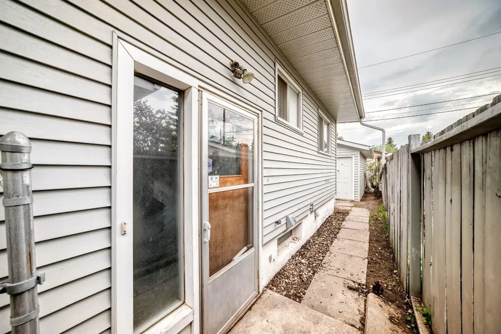 4603 41 Street NW Calgary AB T3A 0N4
