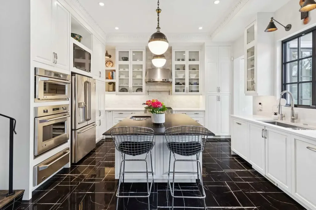 2814 14 Street SW Calgary AB T2T 3V4