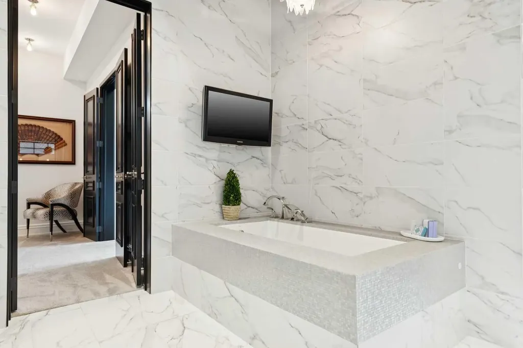 2814 14 Street SW Calgary AB T2T 3V4