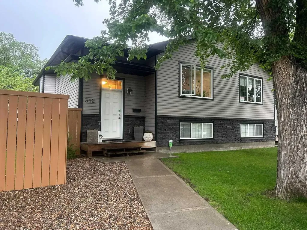 312 4 Avenue NW Medicine Hat AB T1A1Z1
