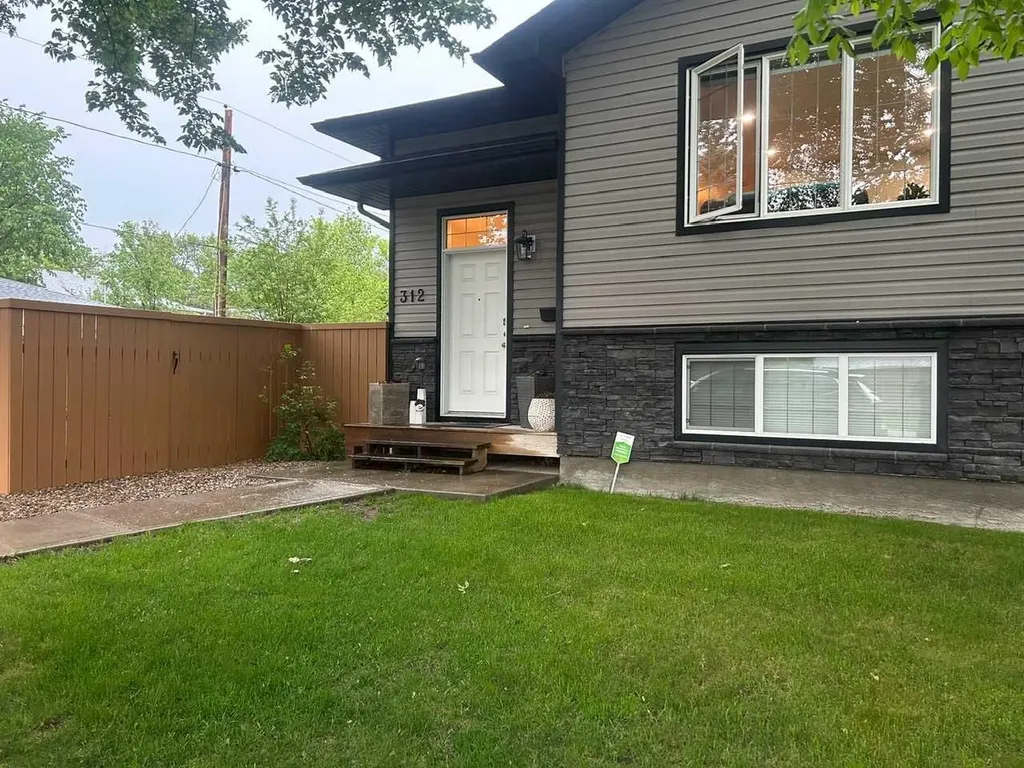312 4 Avenue NW Medicine Hat AB T1A1Z1