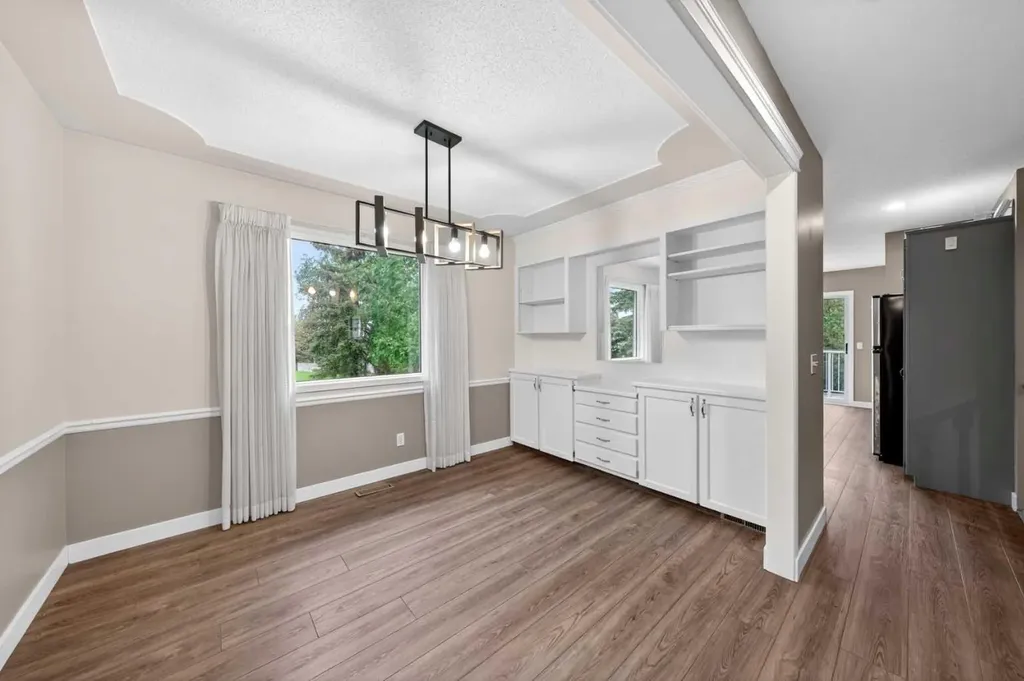 28 Shawfield Way SW Calgary AB T2Y 2X9