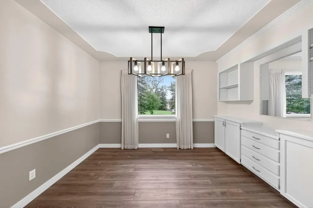 28 Shawfield Way SW Calgary AB T2Y 2X9