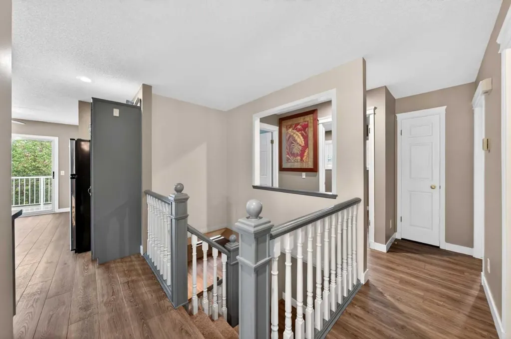 28 Shawfield Way SW Calgary AB T2Y 2X9