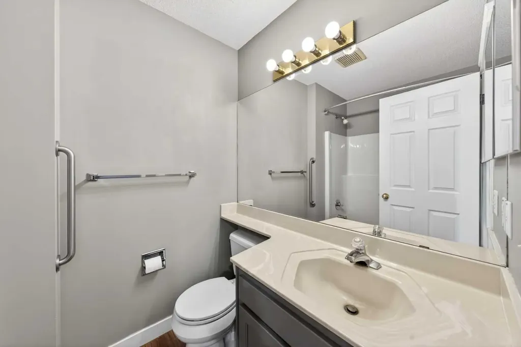 28 Shawfield Way SW Calgary AB T2Y 2X9