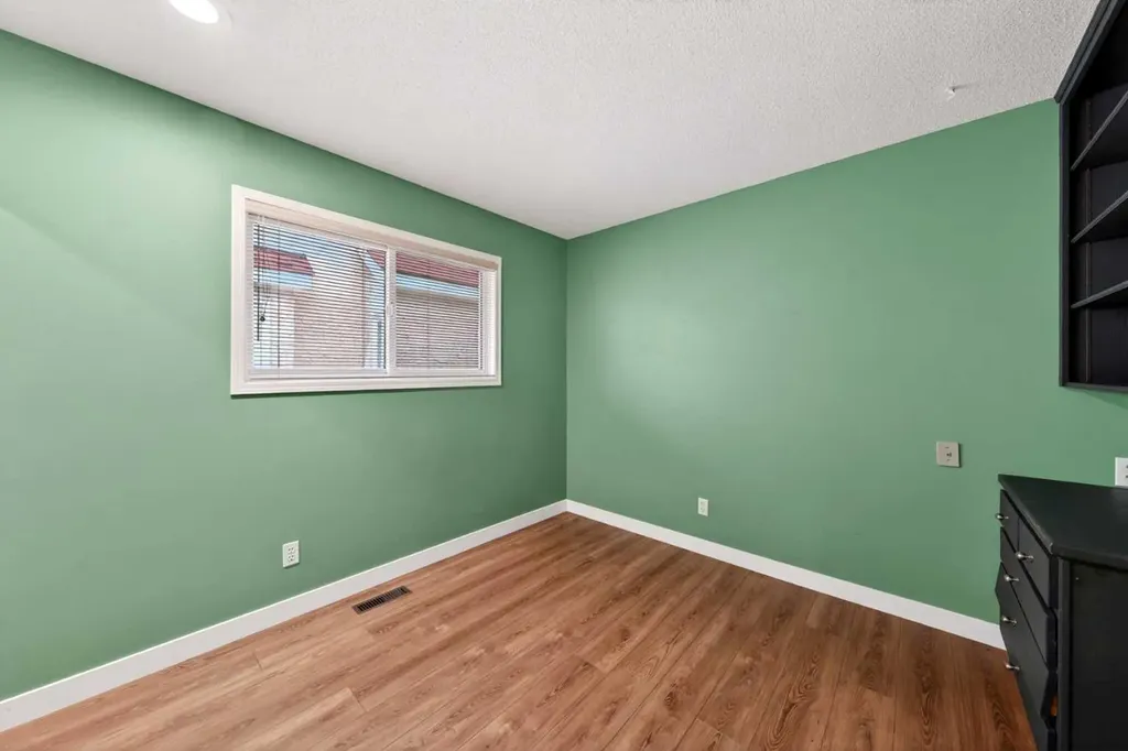 28 Shawfield Way SW Calgary AB T2Y 2X9