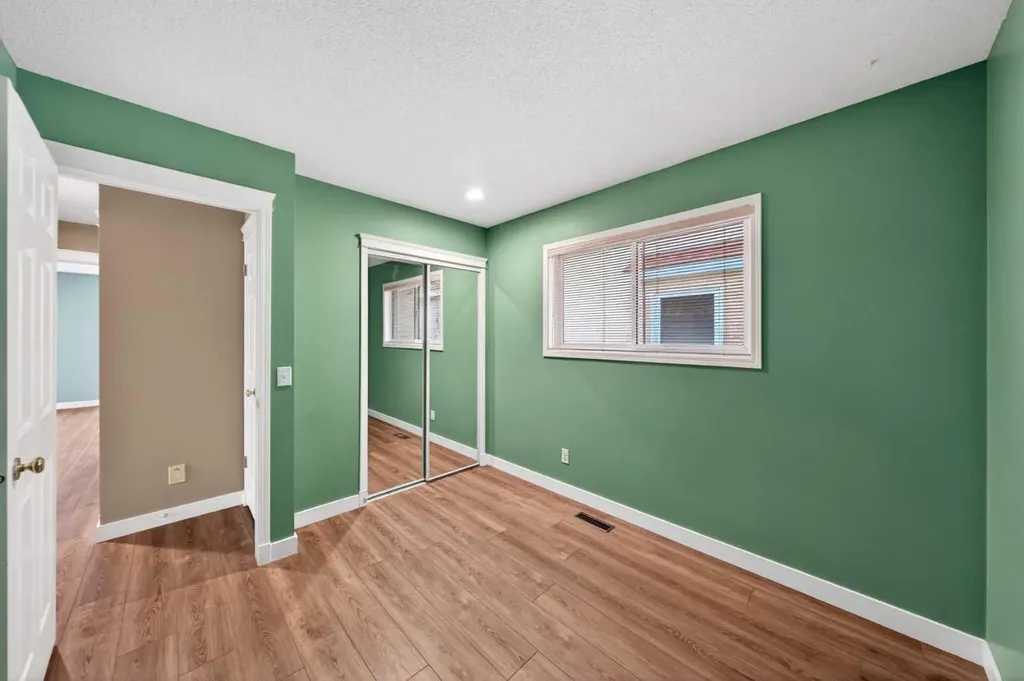 28 Shawfield Way SW Calgary AB T2Y 2X9