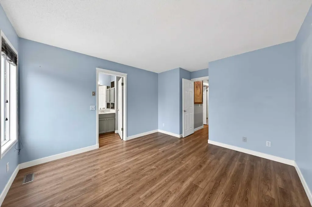 28 Shawfield Way SW Calgary AB T2Y 2X9