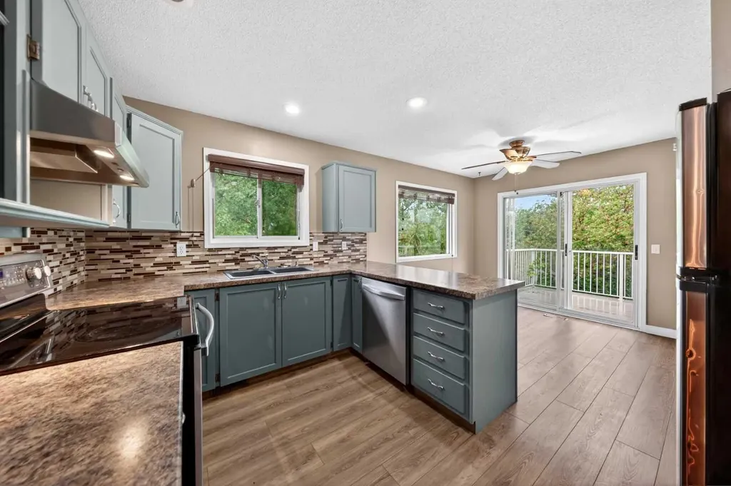 28 Shawfield Way SW Calgary AB T2Y 2X9