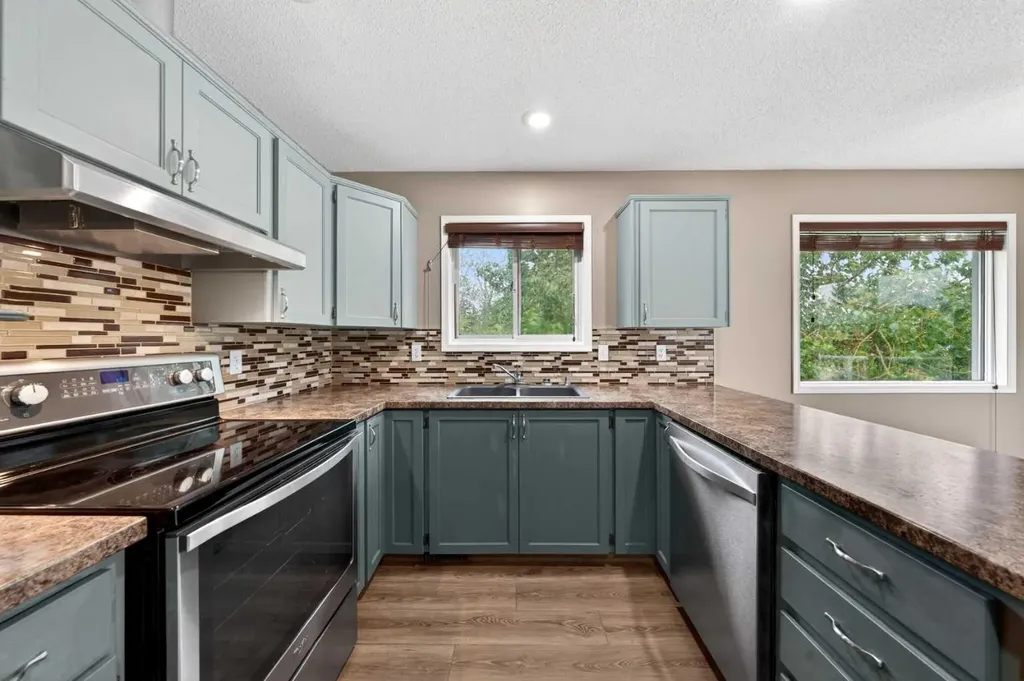 28 Shawfield Way SW Calgary AB T2Y 2X9