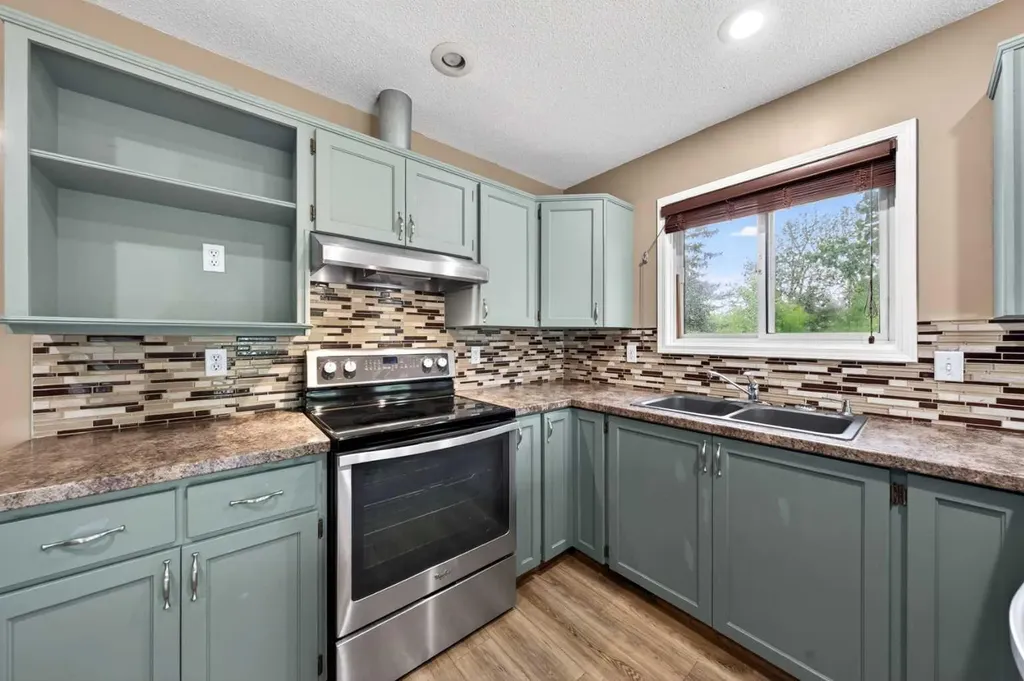 28 Shawfield Way SW Calgary AB T2Y 2X9