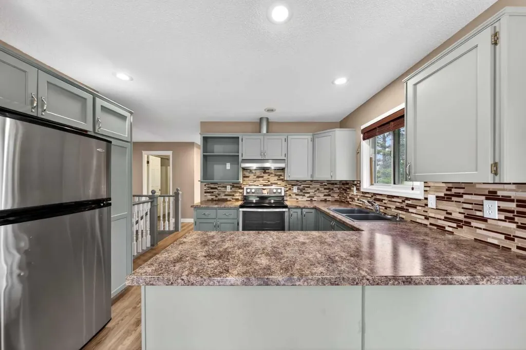 28 Shawfield Way SW Calgary AB T2Y 2X9
