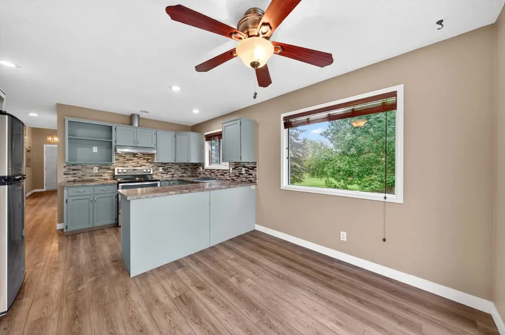 28 Shawfield Way SW Calgary AB T2Y 2X9