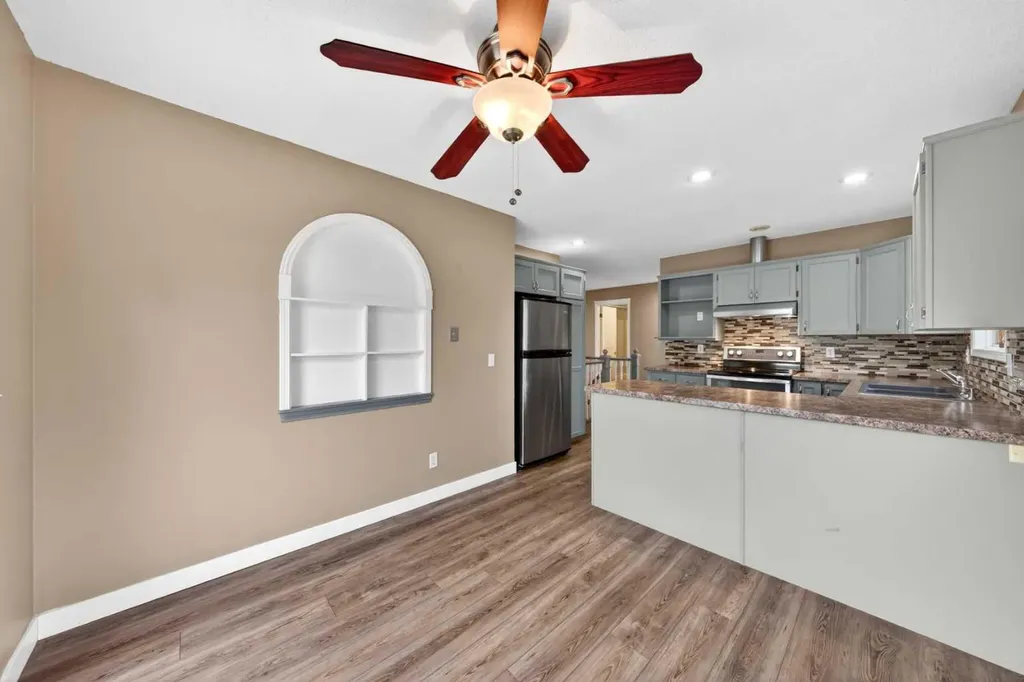 28 Shawfield Way SW Calgary AB T2Y 2X9