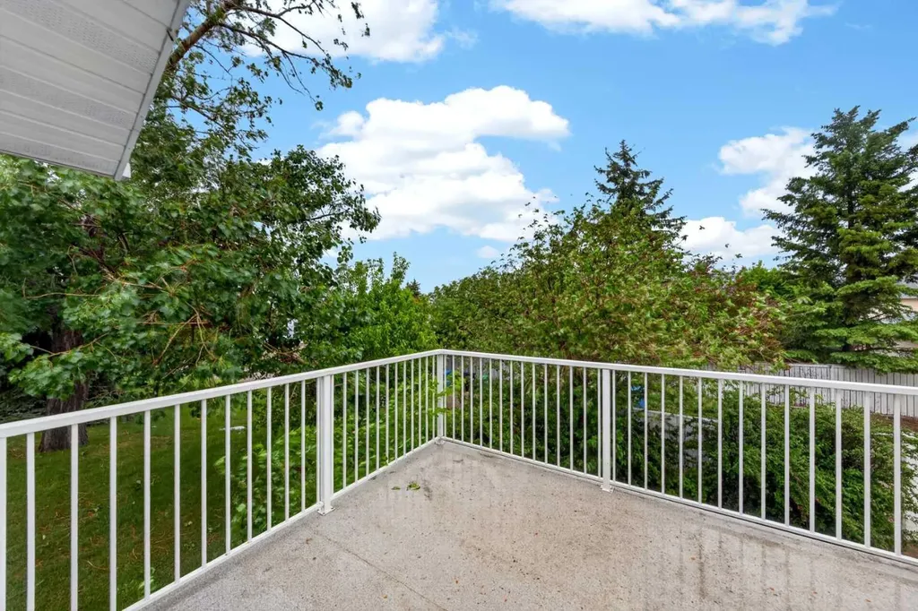28 Shawfield Way SW Calgary AB T2Y 2X9
