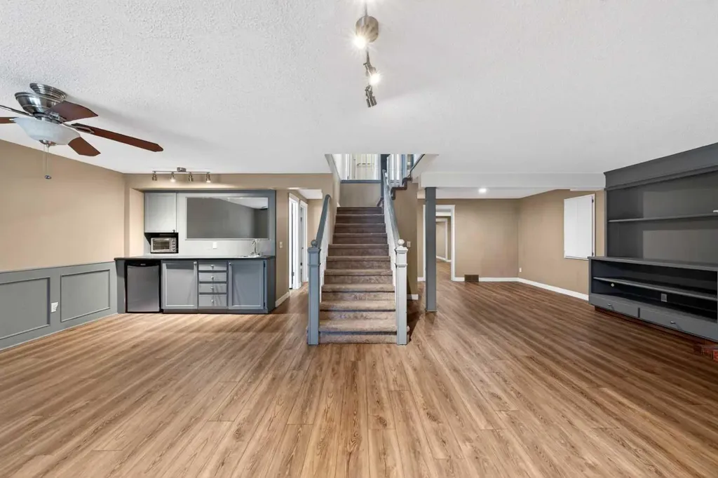 28 Shawfield Way SW Calgary AB T2Y 2X9