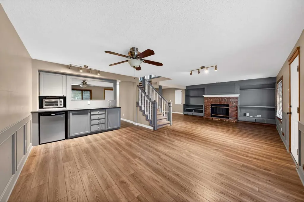 28 Shawfield Way SW Calgary AB T2Y 2X9