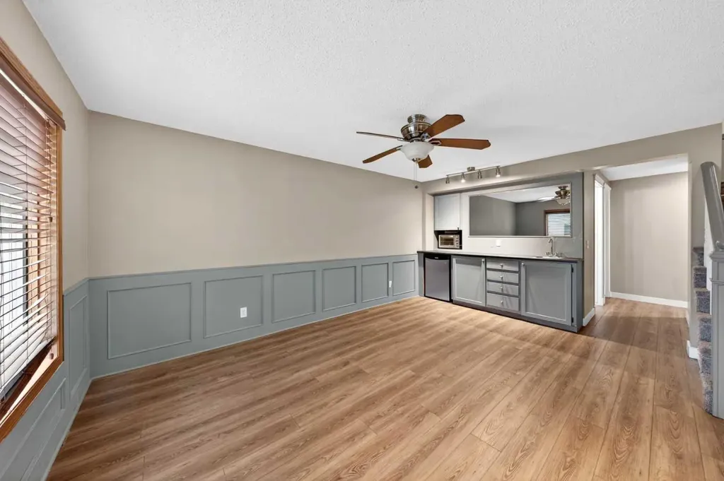 28 Shawfield Way SW Calgary AB T2Y 2X9
