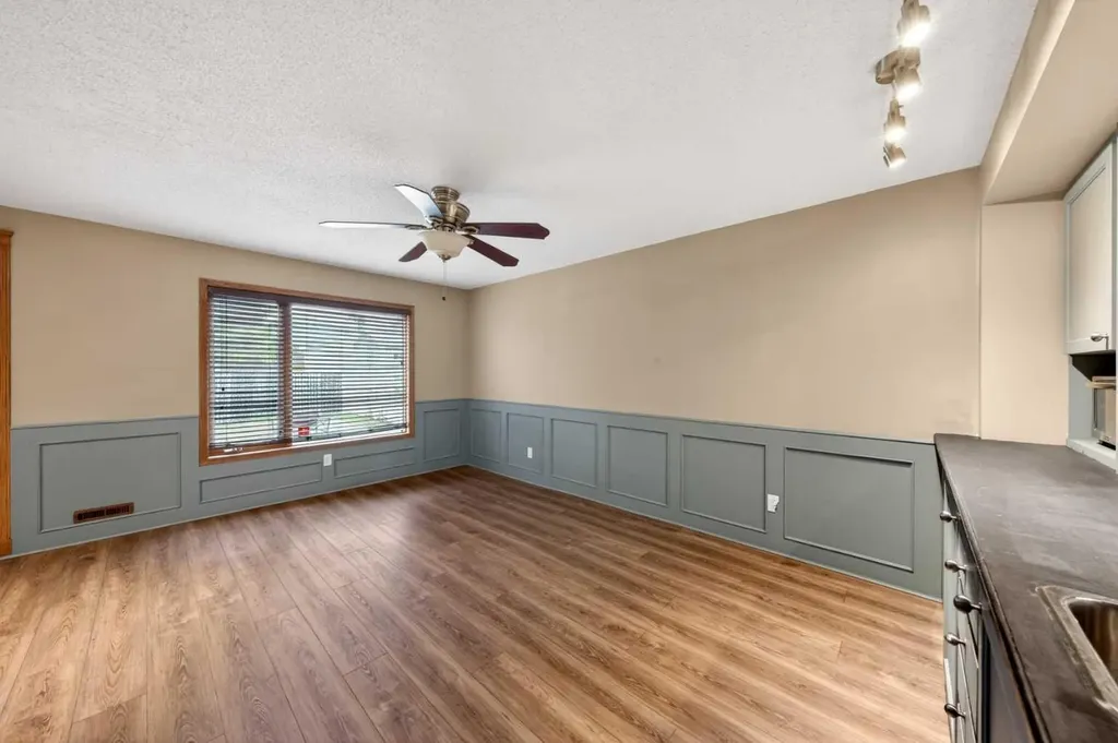28 Shawfield Way SW Calgary AB T2Y 2X9