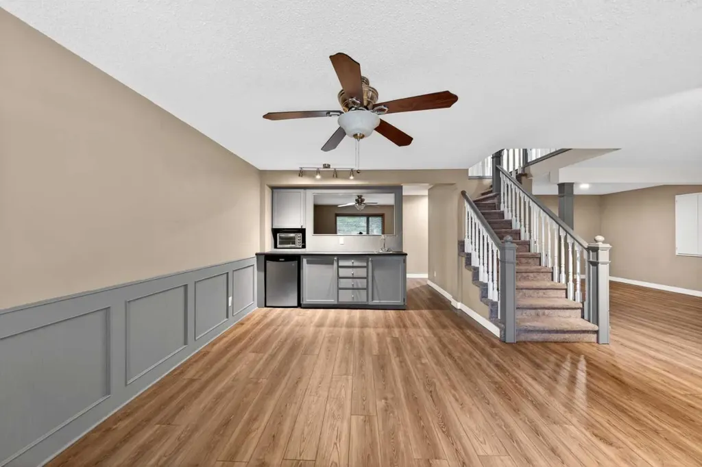 28 Shawfield Way SW Calgary AB T2Y 2X9