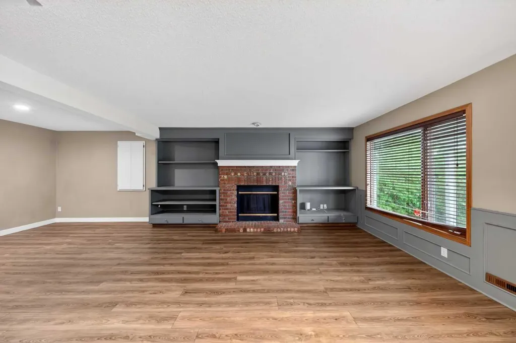 28 Shawfield Way SW Calgary AB T2Y 2X9