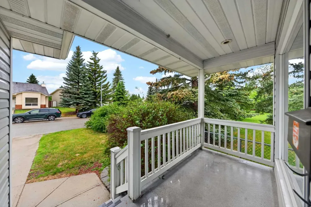 28 Shawfield Way SW Calgary AB T2Y 2X9